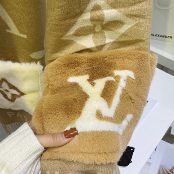 ๐โจAUTHENTICโจ๐Louis Vuitton scarf - Picture 5 of 7